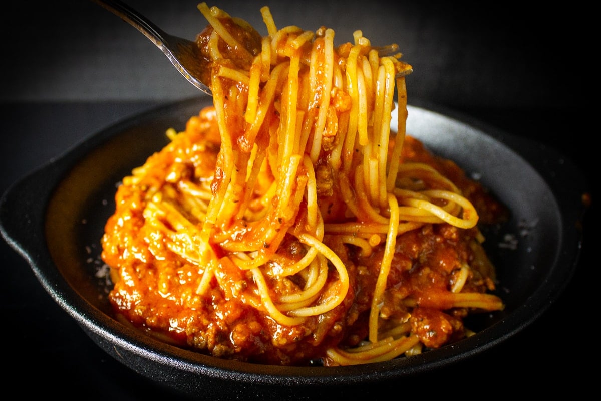 plate of spaghetti and meat sauce 