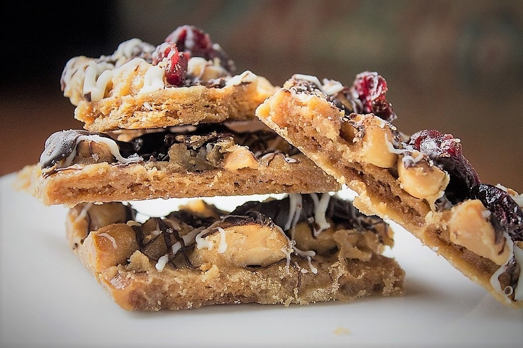 Nutty Toffee Graham Crave Bars. Buttery toffee bars with toasted macadamia nuts, white&dark chocolate drizzle and dried cranberries. addictive!