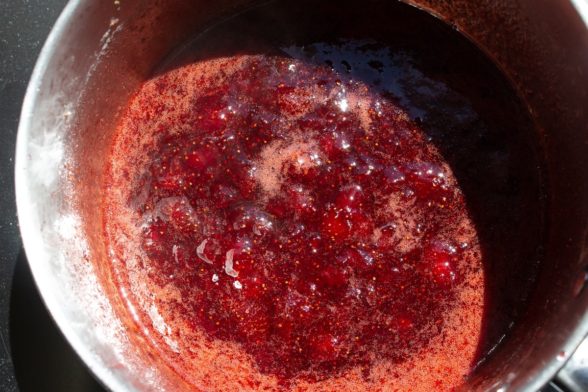 final strawberry jam in pot 