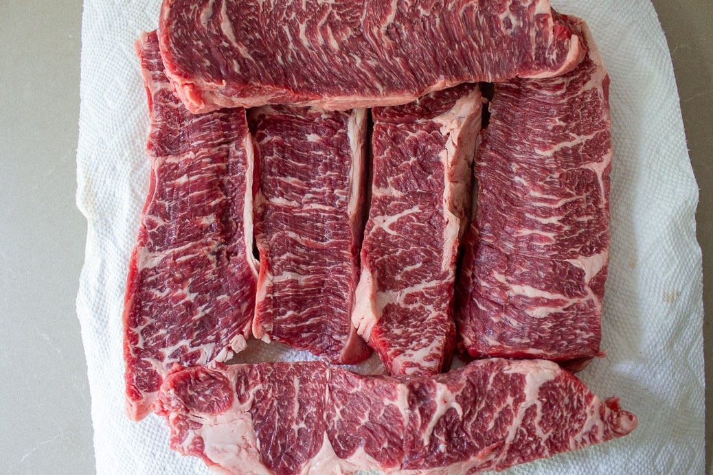 boneless beef short ribs 6 pieces on a paper towl