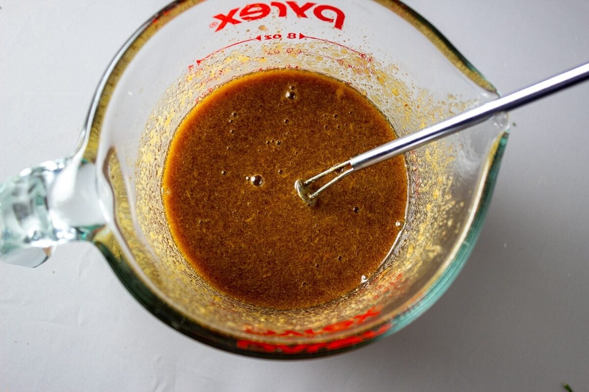 pad thai sauce ingredients in measuring cup