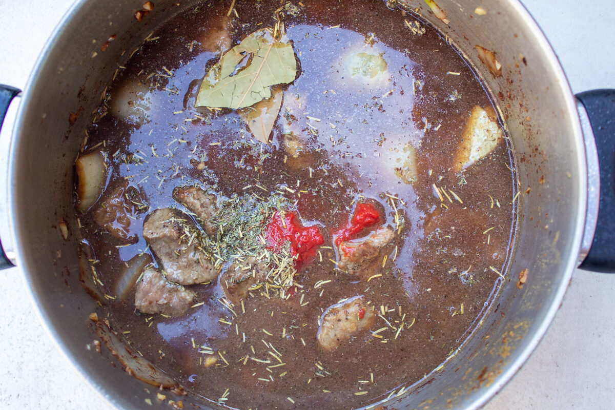 beef , seasonings and broth in pot