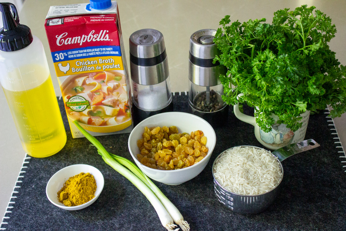 rice, broth, curry powder, parsley, oil