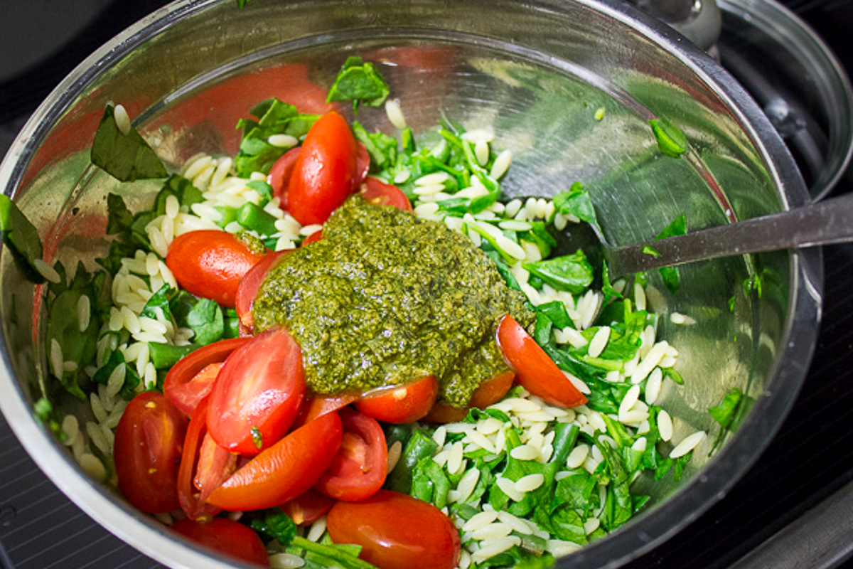 pasta pesto and veggies in bowl