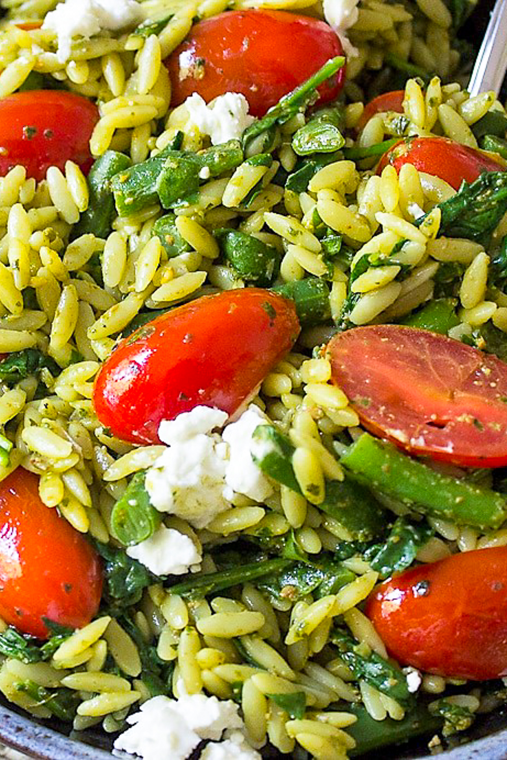 pesto pasta with veggies in bowl p