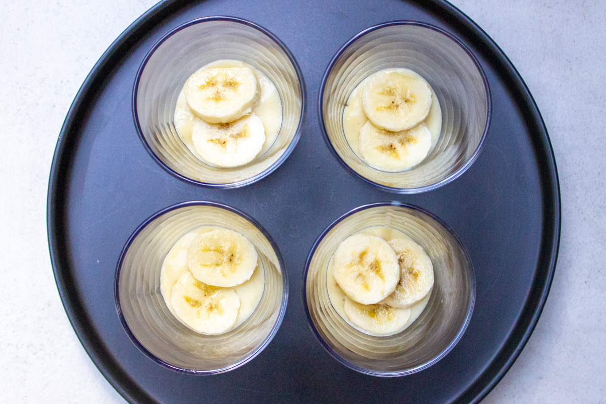 one layer of banana pudding, bananas over graham crumbs in cups