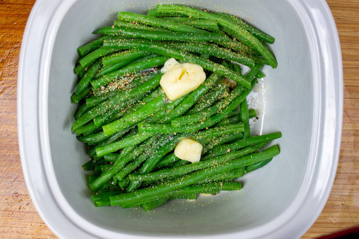 cooked green beans topped with butter, salt, pepper and garlic.