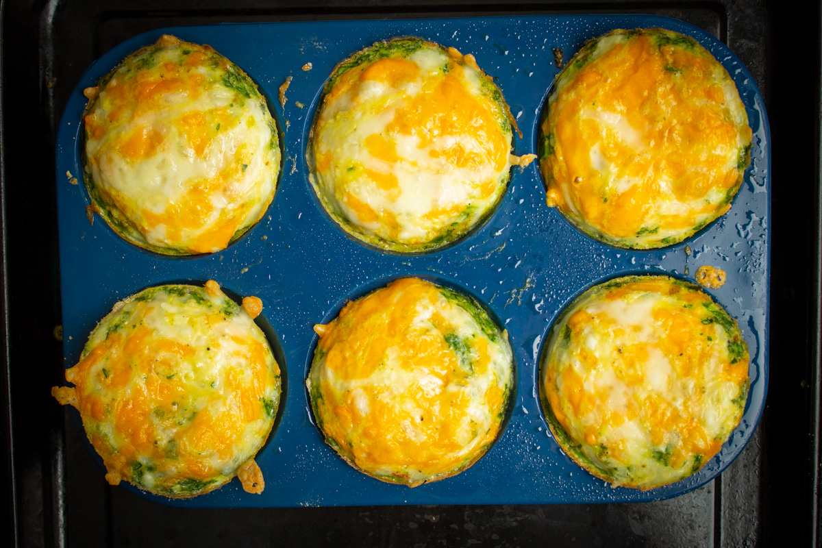 6 baked veggie muffin cups in muffin containers