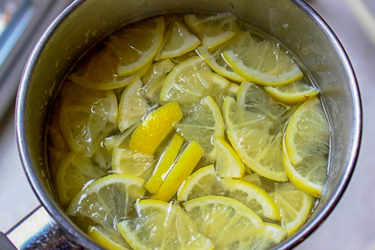 slices lemons in water in pot.