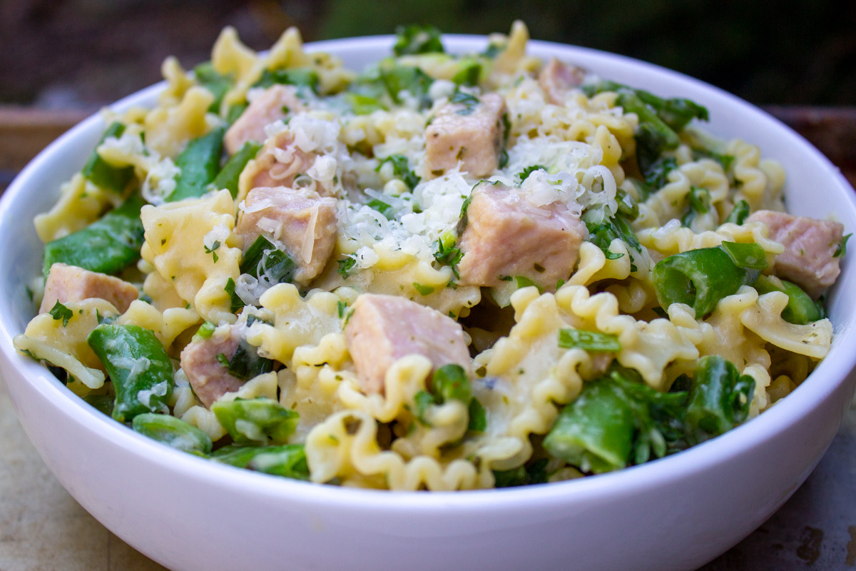 pasta with peas and ham in bowl.