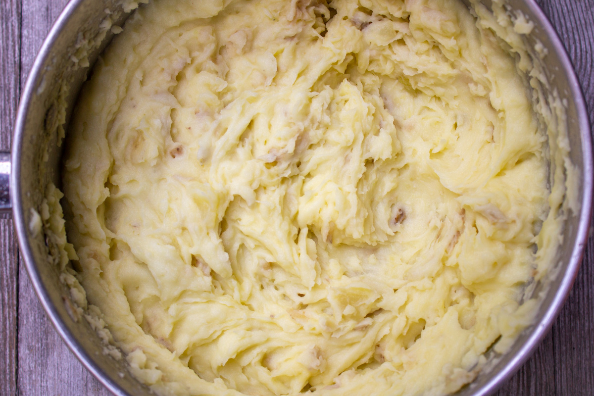 mashed potatoes in pot.