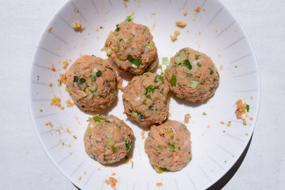 6 salmon balls created from salmon mixture.